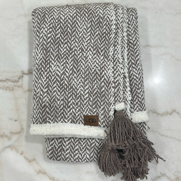 UGG Yarn Leigh Herringbone throw - Picture 7 of 11